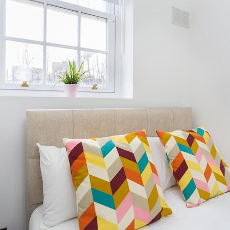 City Centre One Bedroom Apartment Next To Station, Newly Renovated Londýn Exteriér fotografie
