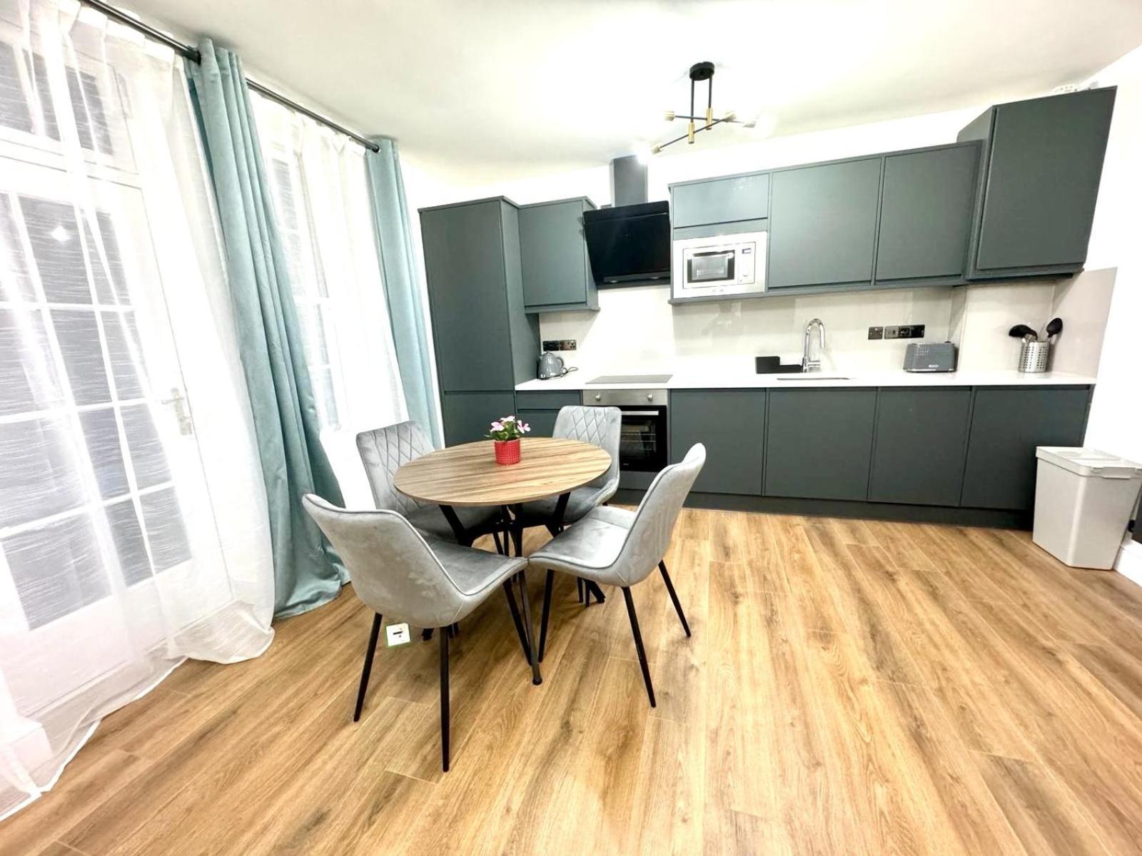 City Centre One Bedroom Apartment Next To Station, Newly Renovated Londýn Exteriér fotografie