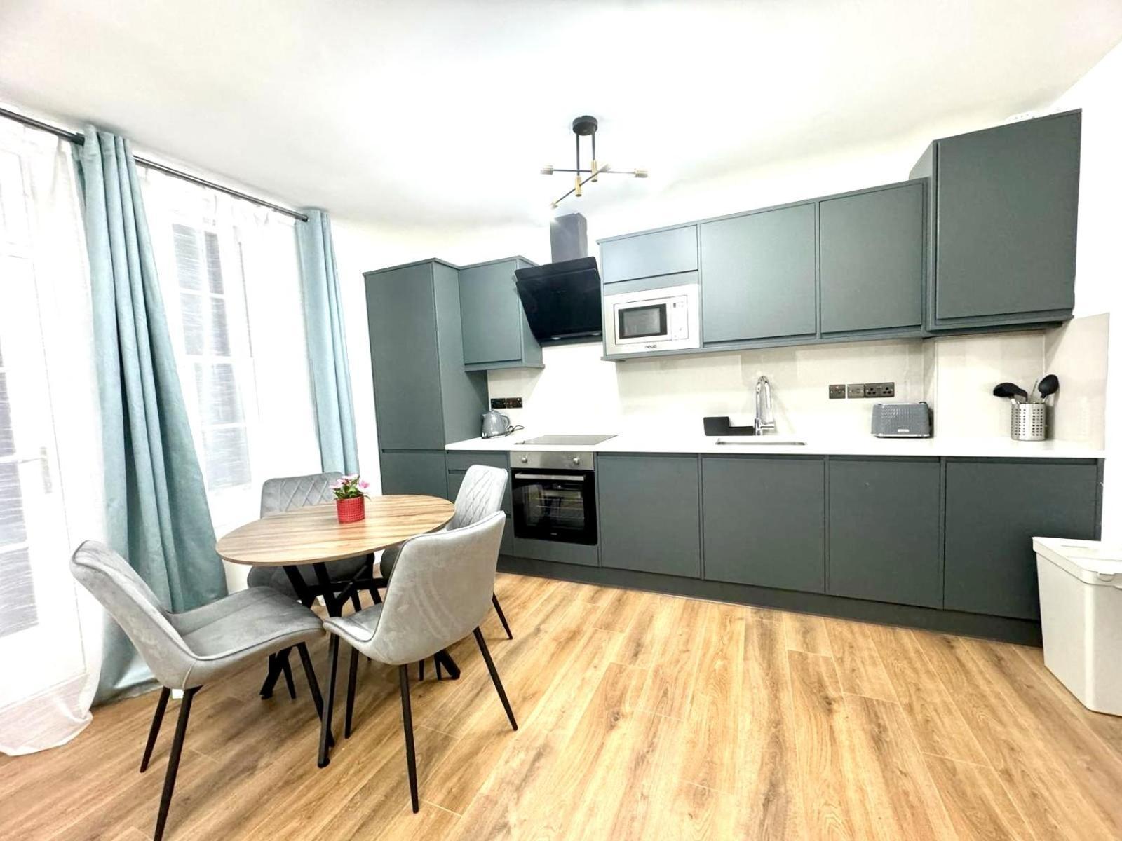 City Centre One Bedroom Apartment Next To Station, Newly Renovated Londýn Exteriér fotografie