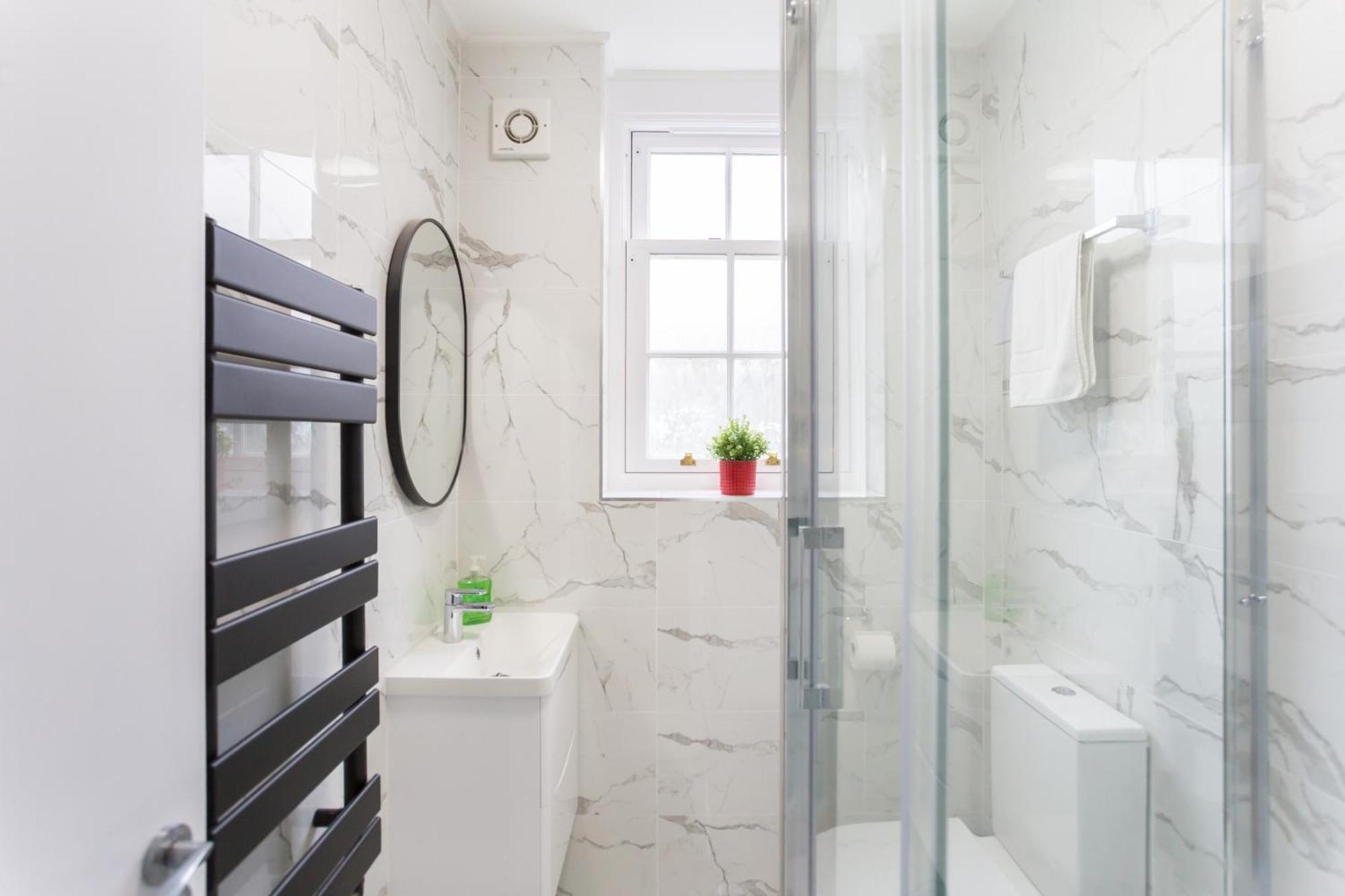 City Centre One Bedroom Apartment Next To Station, Newly Renovated Londýn Exteriér fotografie