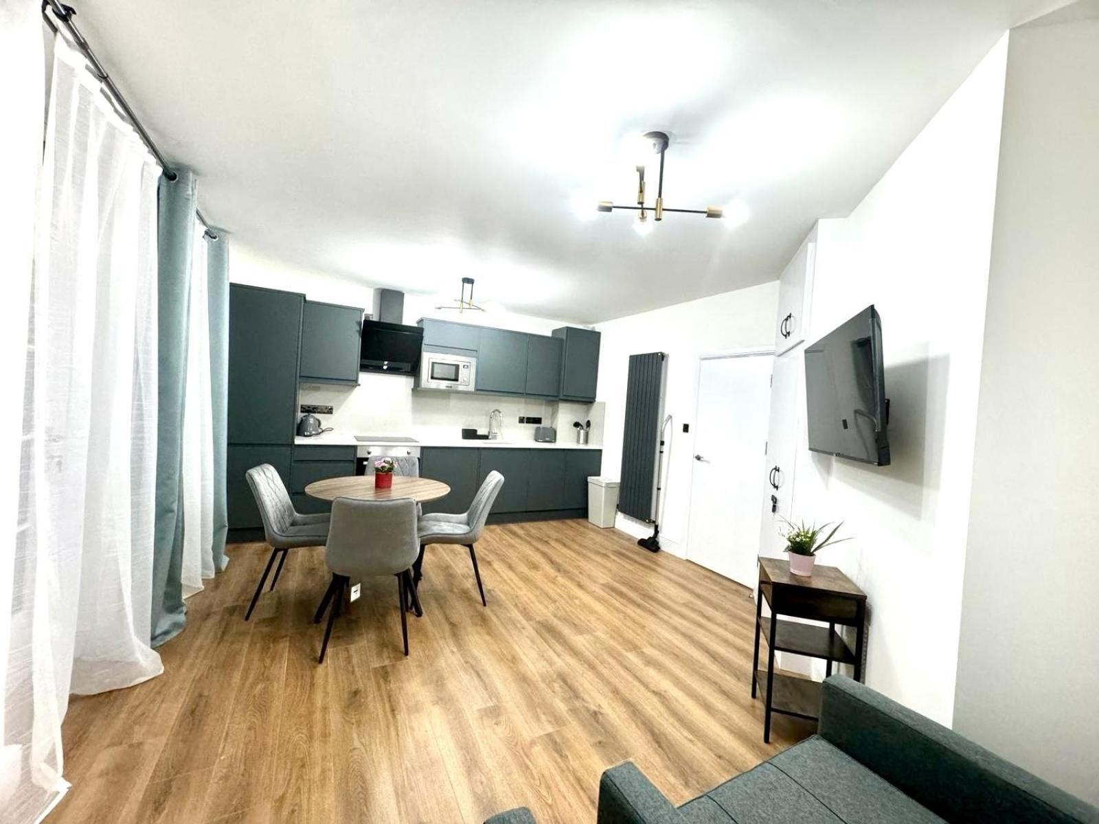 City Centre One Bedroom Apartment Next To Station, Newly Renovated Londýn Exteriér fotografie