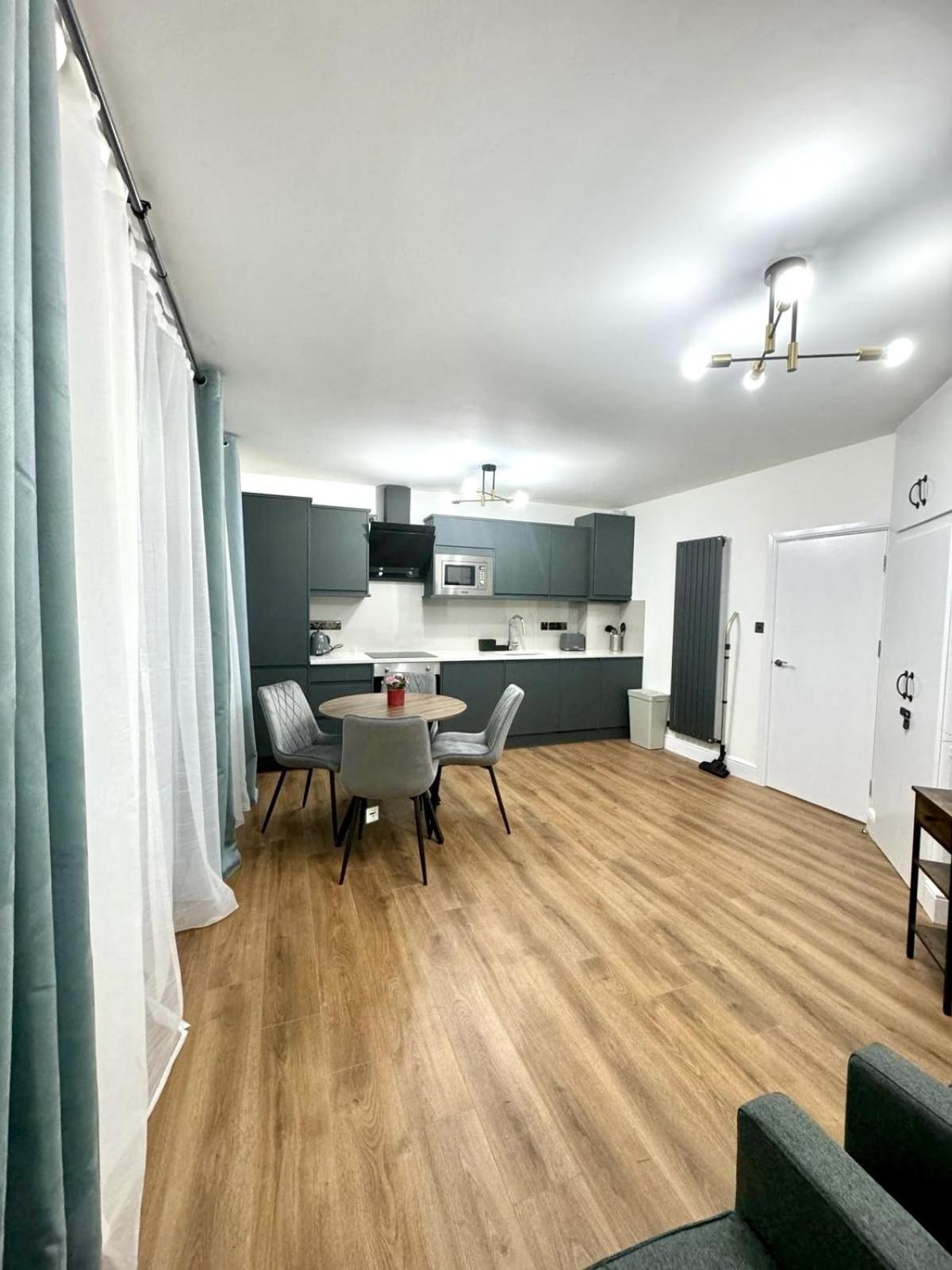 City Centre One Bedroom Apartment Next To Station, Newly Renovated Londýn Exteriér fotografie