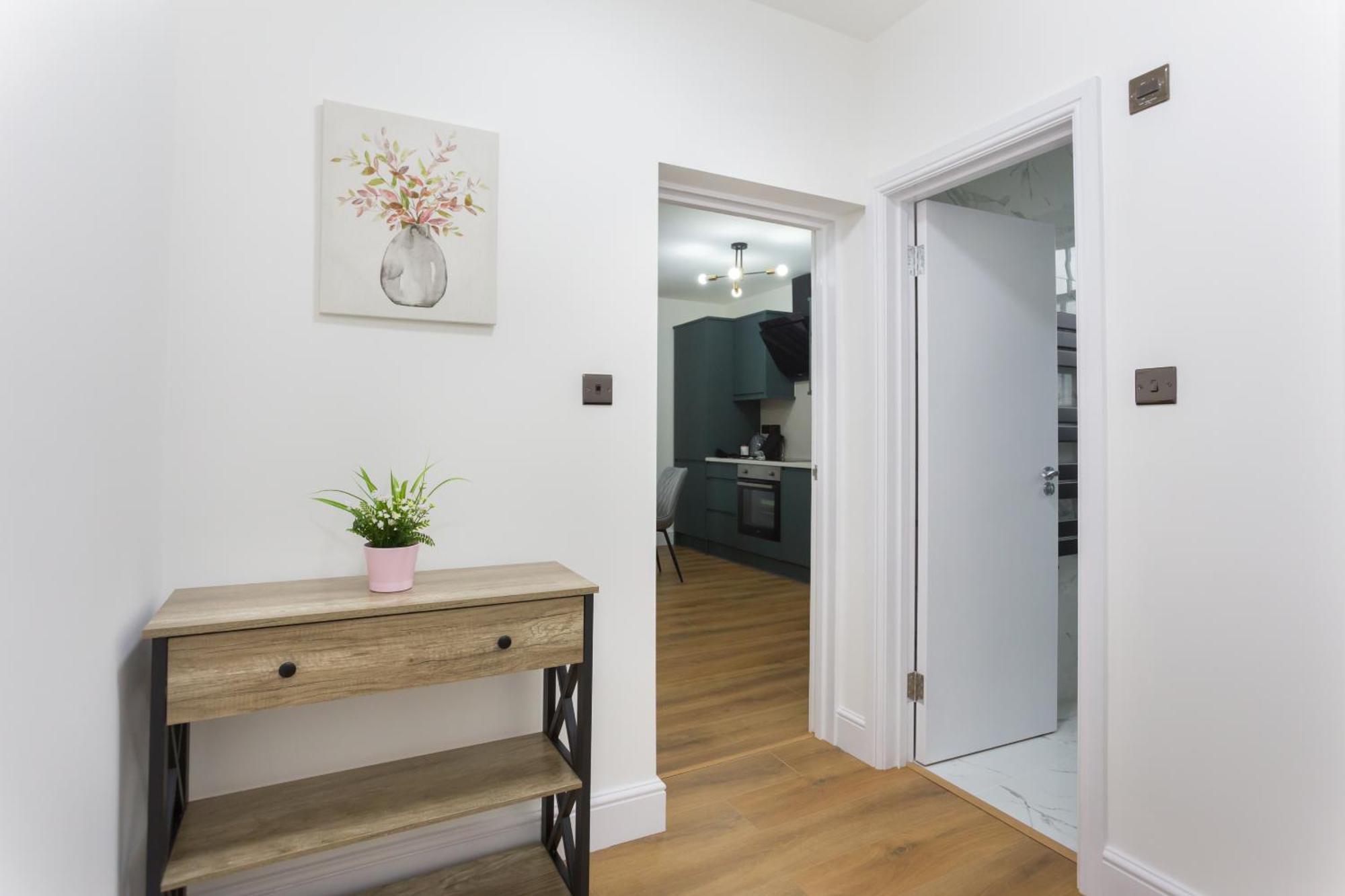 City Centre One Bedroom Apartment Next To Station, Newly Renovated Londýn Exteriér fotografie