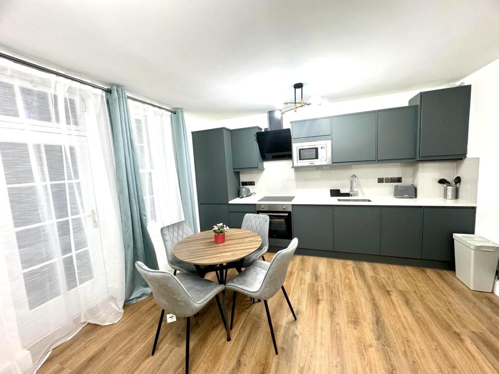 City Centre One Bedroom Apartment Next To Station, Newly Renovated Londýn Exteriér fotografie