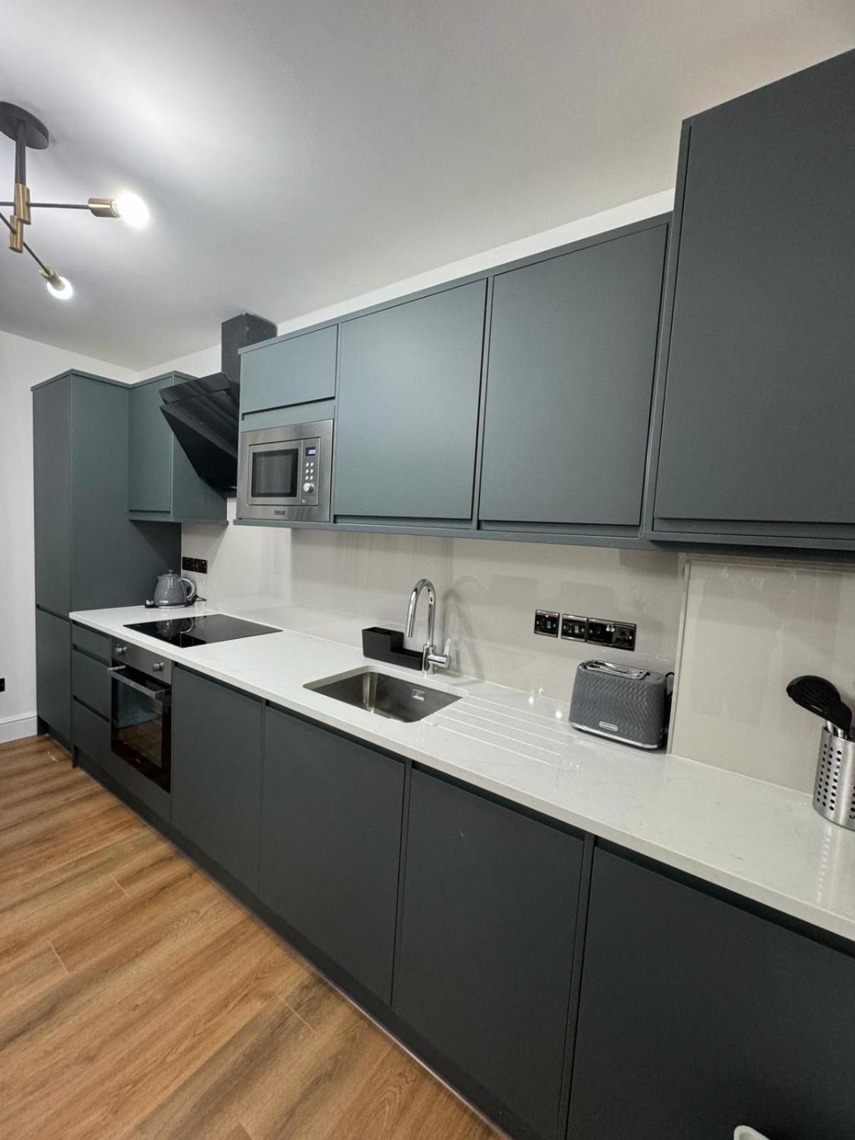 City Centre One Bedroom Apartment Next To Station, Newly Renovated Londýn Exteriér fotografie