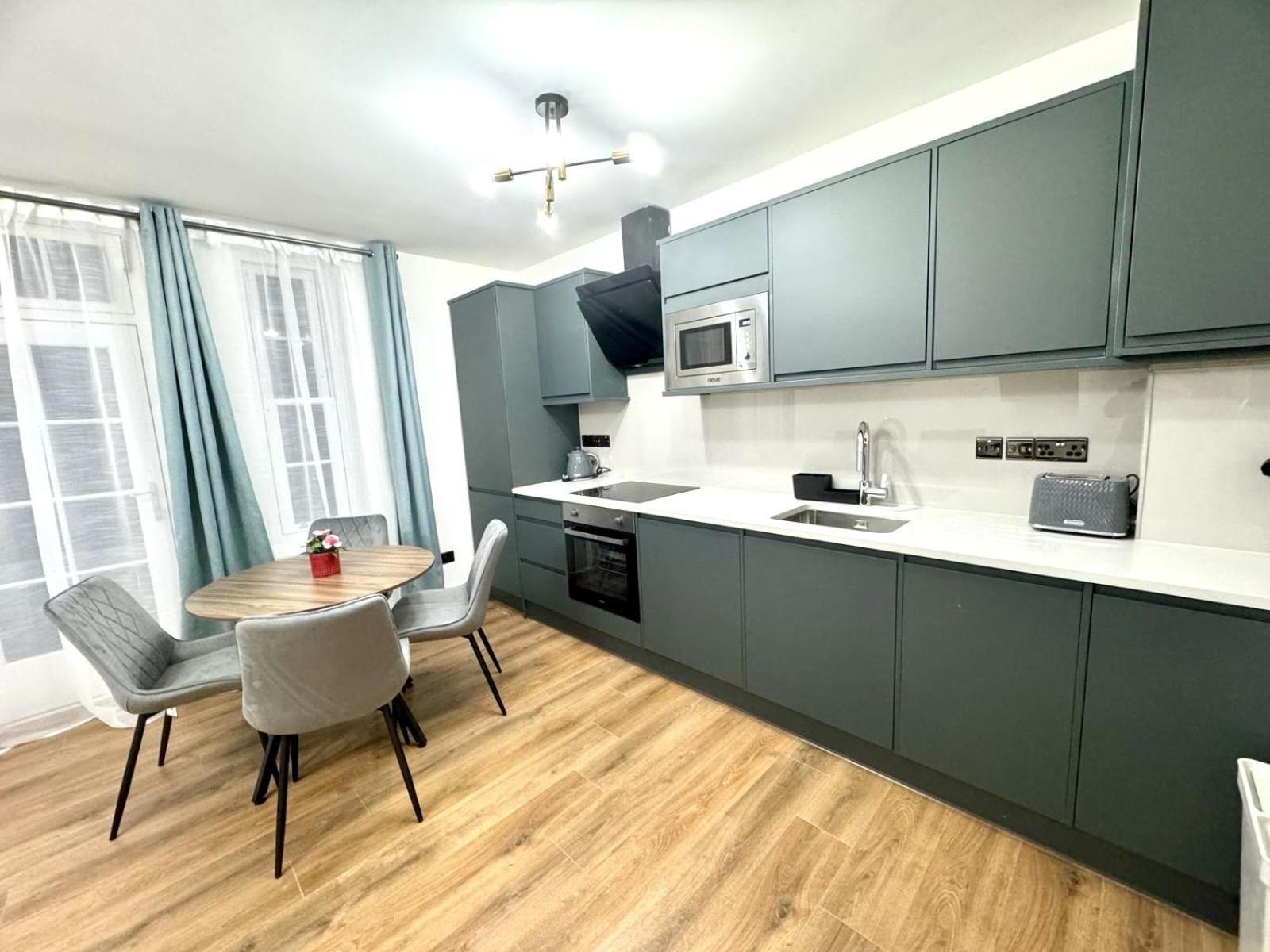City Centre One Bedroom Apartment Next To Station, Newly Renovated Londýn Exteriér fotografie