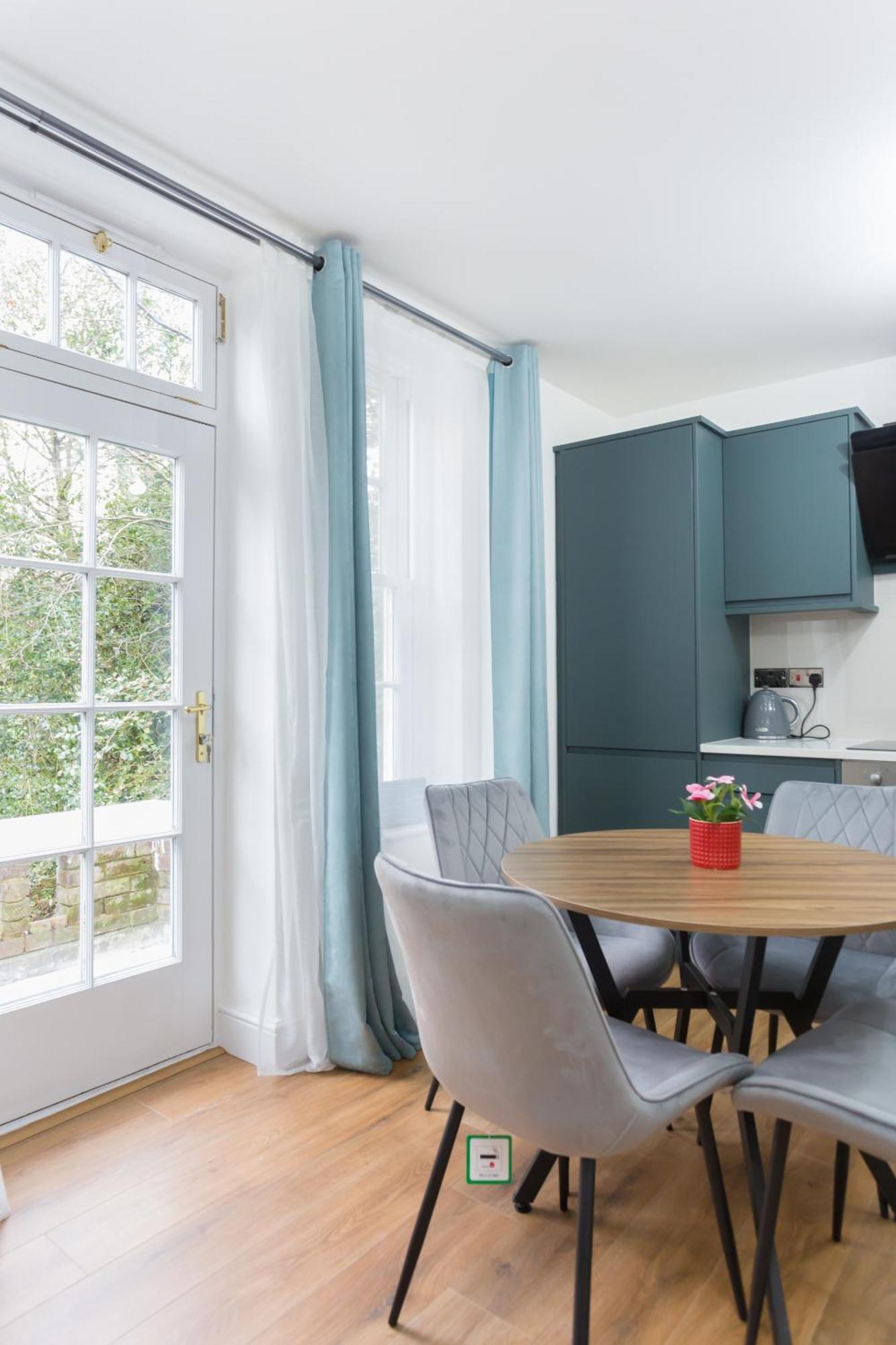City Centre One Bedroom Apartment Next To Station, Newly Renovated Londýn Exteriér fotografie