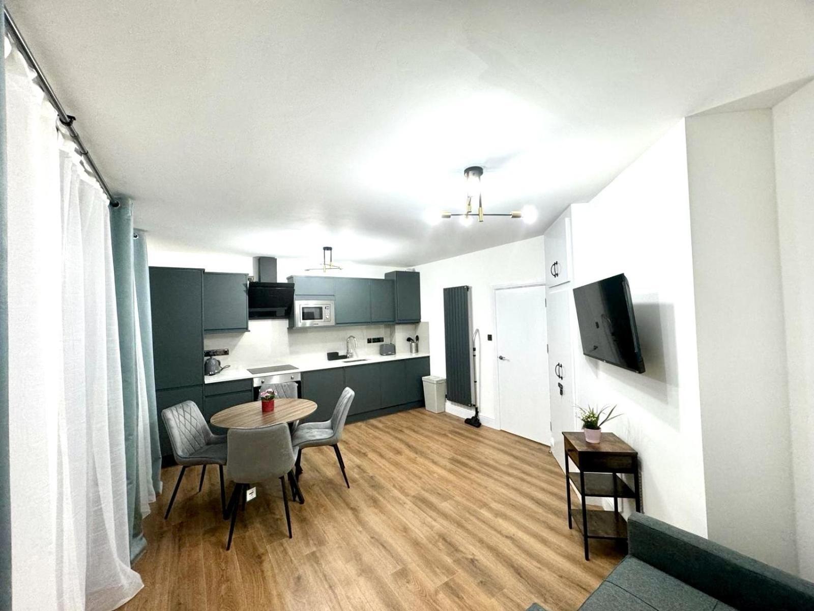 City Centre One Bedroom Apartment Next To Station, Newly Renovated Londýn Pokoj fotografie